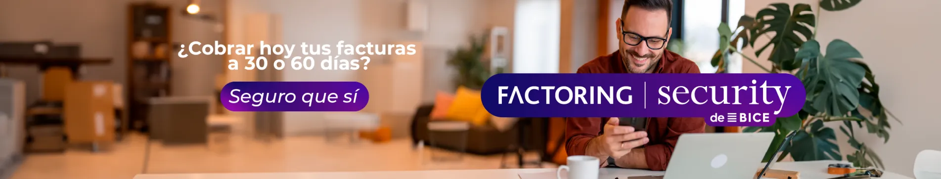Empresario feliz revisando en su celular el adelanto de facturas mediante factoring con Factoring Security
