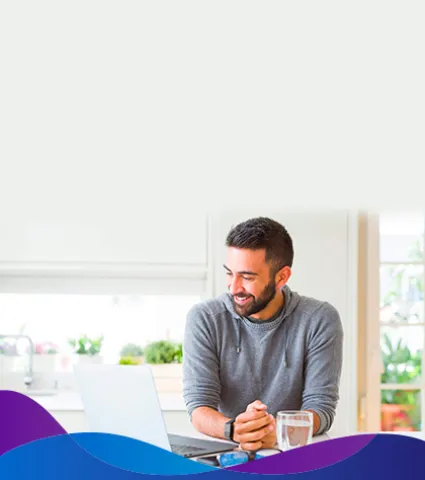 Hombre revisando en su celular el adelanto de facturas para obtener liquidez inmediata con Factoring Security