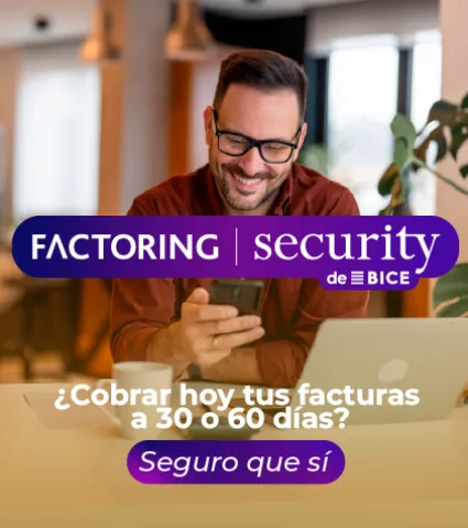 Empresario feliz revisando en su celular el adelanto de facturas mediante factoring con Factoring Security